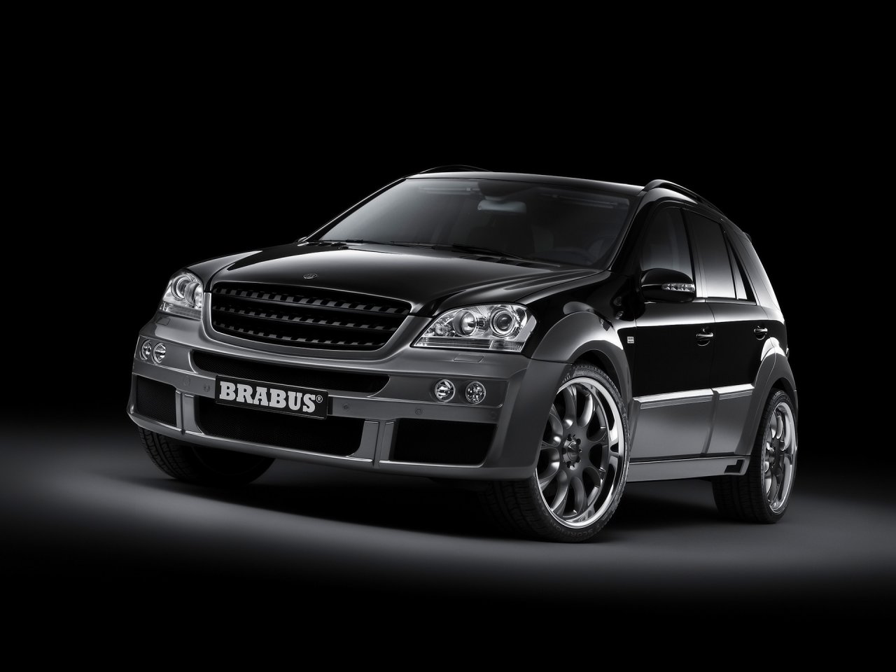 Foto: Brabus Widestar based on Mercedes Benz ML 63 Front And Side Tilt (2007)