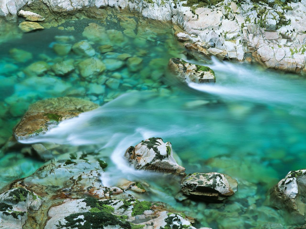 Foto: Elk River Flowing Through White Canyon Rock, Siskiyou National Forest, Oregon