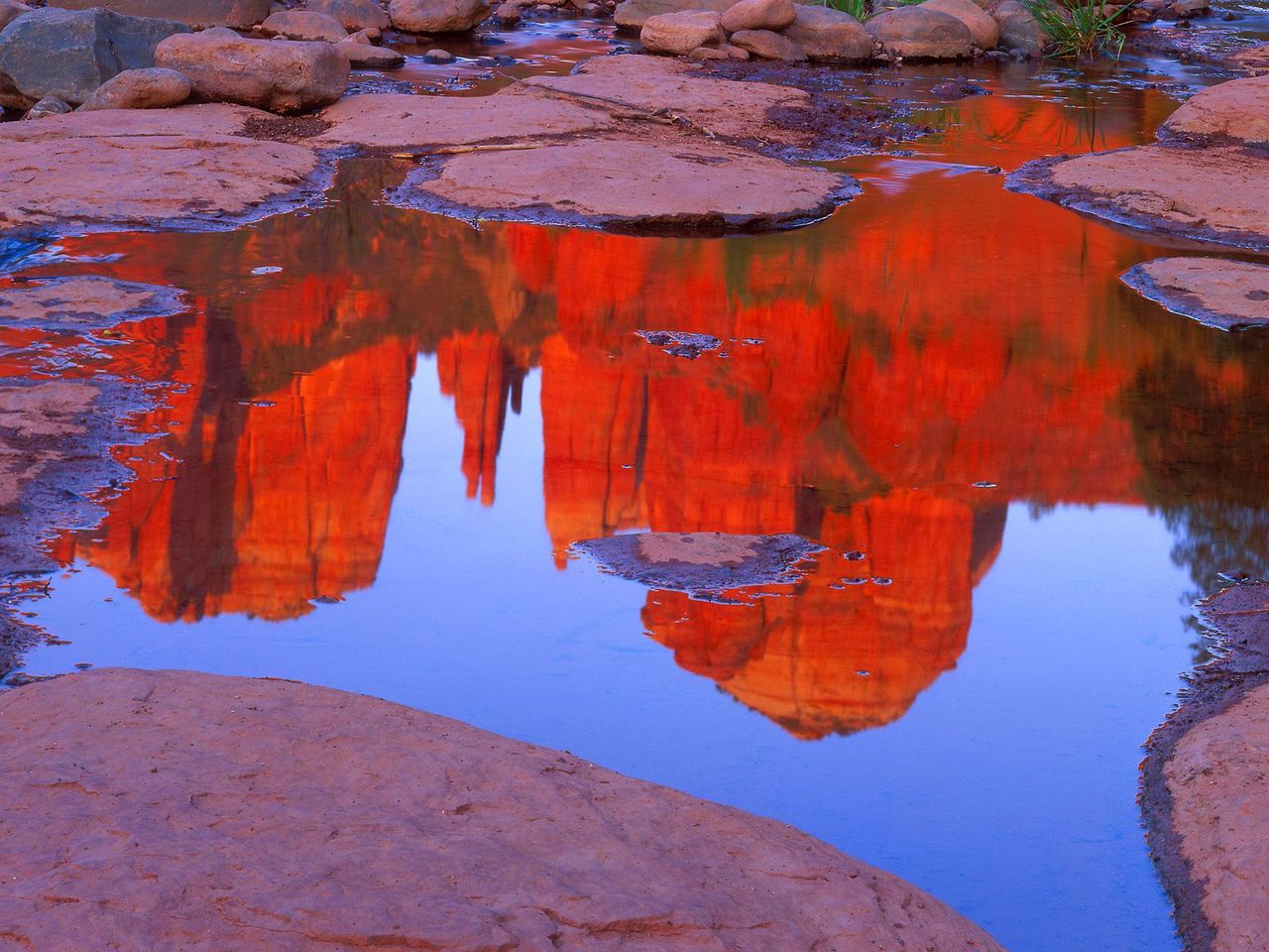 Foto: Cathedral Rocks Reflects In Red Rock Crossing, Sedona, Arizona