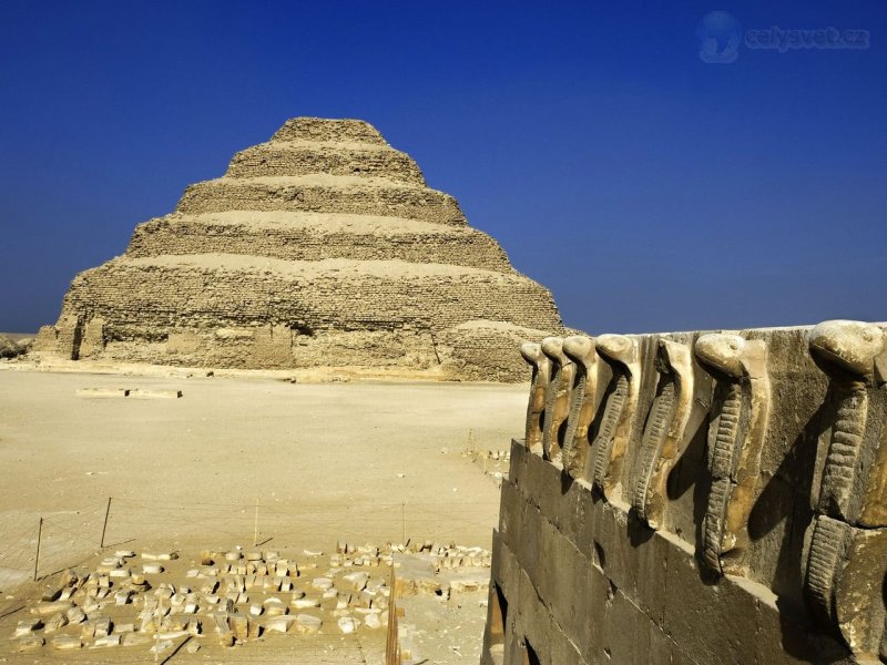 Foto: Cobra Figures And The Step Pyramid, Saqqara, Egypt